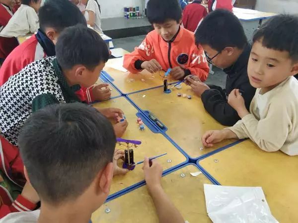 明港镇段湾小学余军：心系教育，守得云开见月明