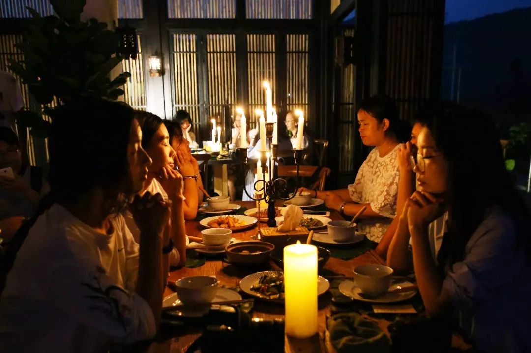 7个闺蜜在稻田里爆改了个“玻璃盒子”，只为兑现养老之约，却意外走红