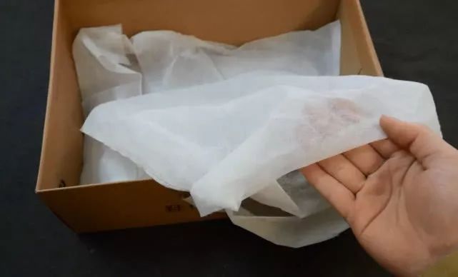 鞋盒里边的白布袋子有什么用,鞋盒里的白布可以防止鞋子变黄吗
