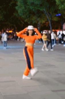 街拍美女迷惑行为合集：发癫、喷水、劈叉、耍狠、蠕动