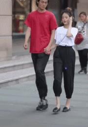 街拍美女迷惑行为合集：发癫、喷水、劈叉、耍狠、蠕动