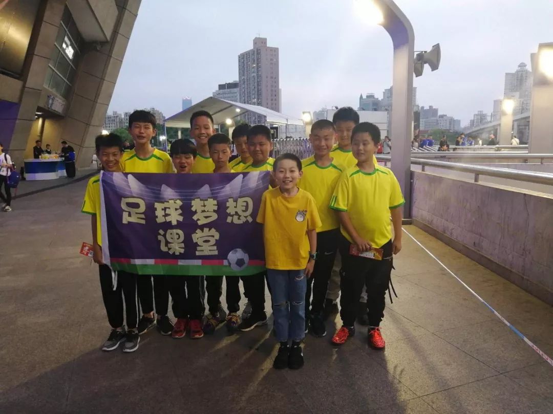 观看班级足球联赛的感受,看孩子足球比赛场外也激动