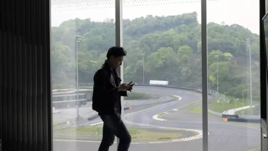 走南闯北头一遭|睡进国际汽联二级赛车场是怎样一种体验？