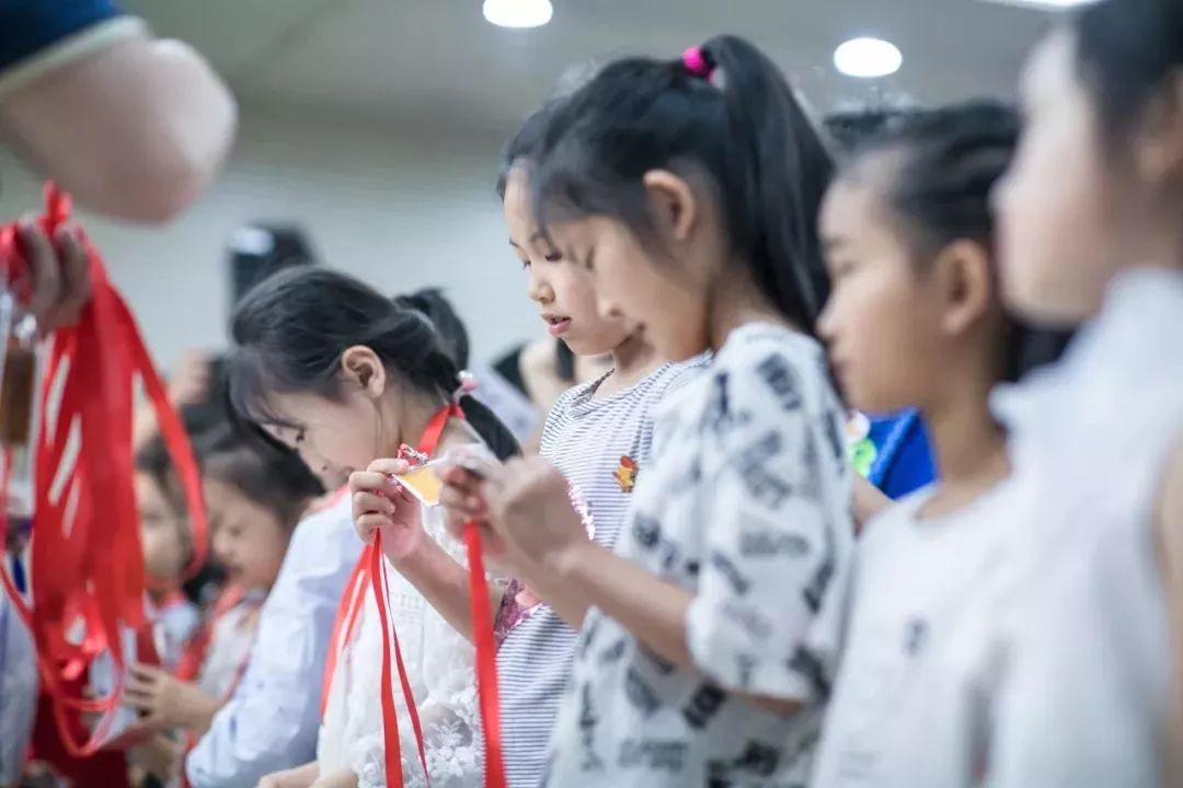 FM91.2蒲公英小记者团开团啦!首期实践带孩子探秘郑州电台