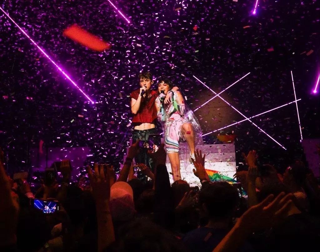 “戳爷”号召庆祝“同志骄傲月”；宠物需植入芯片写入日本法规；提供高视野的“潜望镜”眼镜…「设计烩报135期」