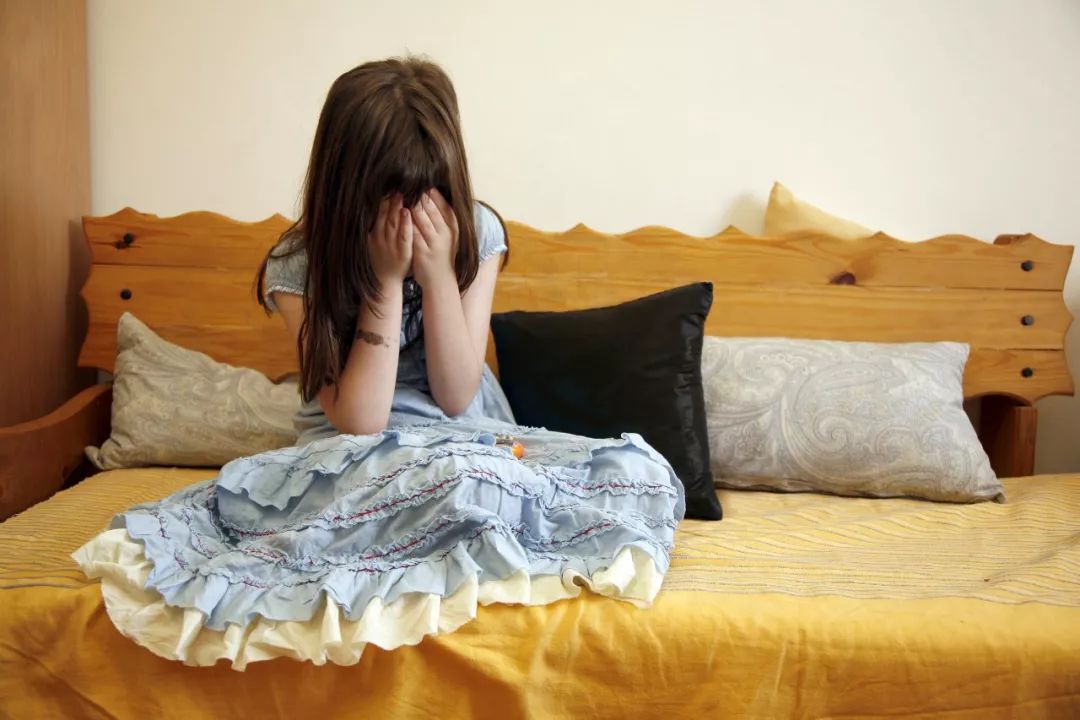 4岁小女孩屁屁痒,妈妈脱下裤子检查后吓坏了:一粒粒竟还会动