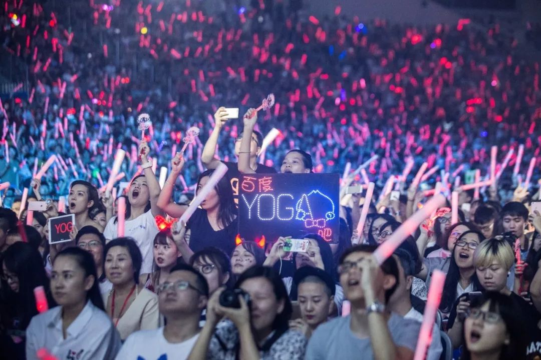 一根应援棒12天卖了150万，粉丝的钱为什么这么好挣？