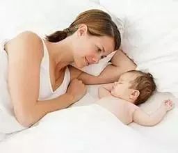 宝宝爱出汗睡觉的表现,小孩睡觉爱出汗是什么原因引起的