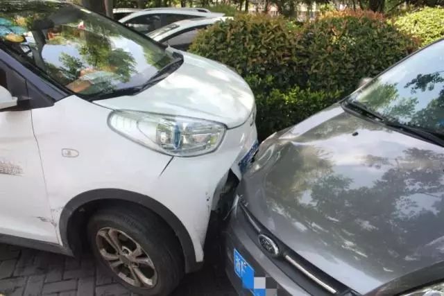 8厘米?女司机连撞3车伤1人!又是它惹的祸!