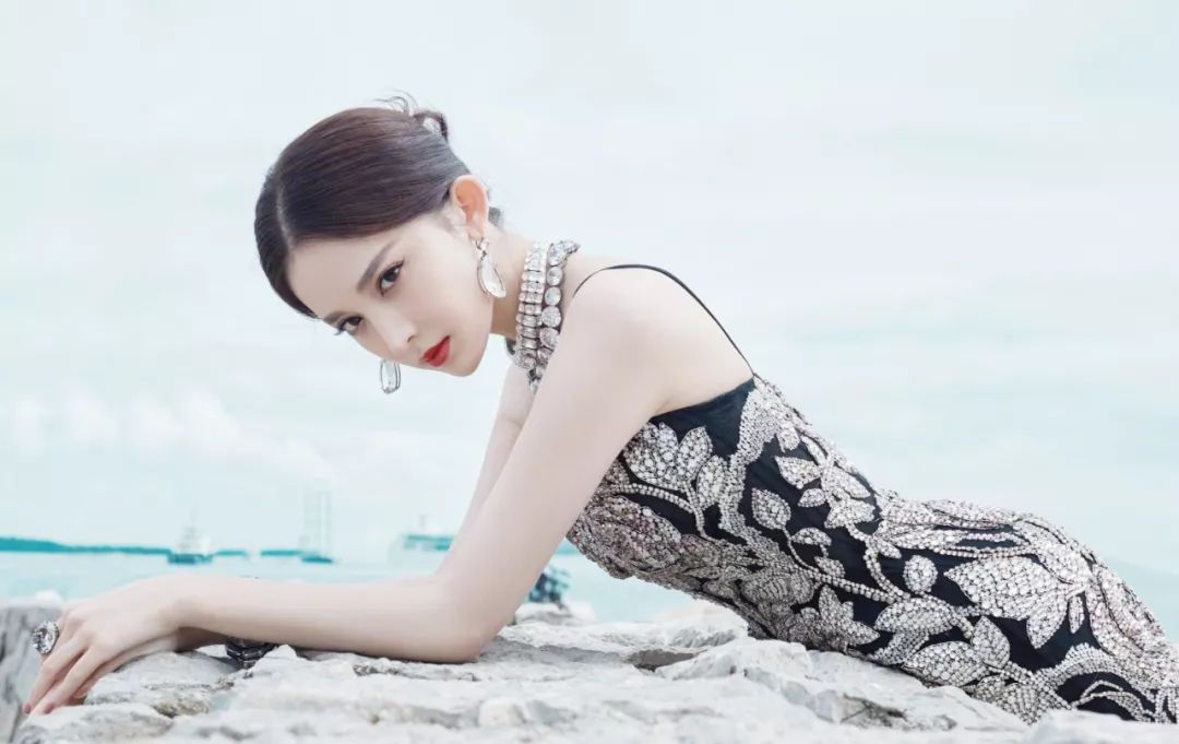 麻范儿好物|日本防晒界“断货王”，喷它暴晒不黑，皮肤还能又白又嫩