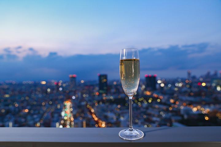 伪精致正在掏空中国年轻人 (年轻人的假精致还能撑多久)