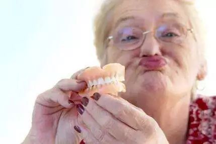 眼镜真正的清洁方式,眼镜总是脏脏的擦不干净