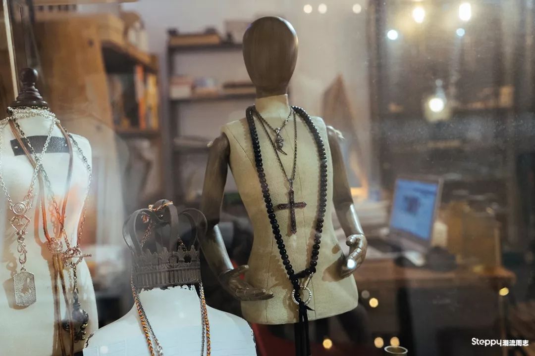 当你拿称重算钱的银饰比较之后，你就知道手工银饰贵在哪里