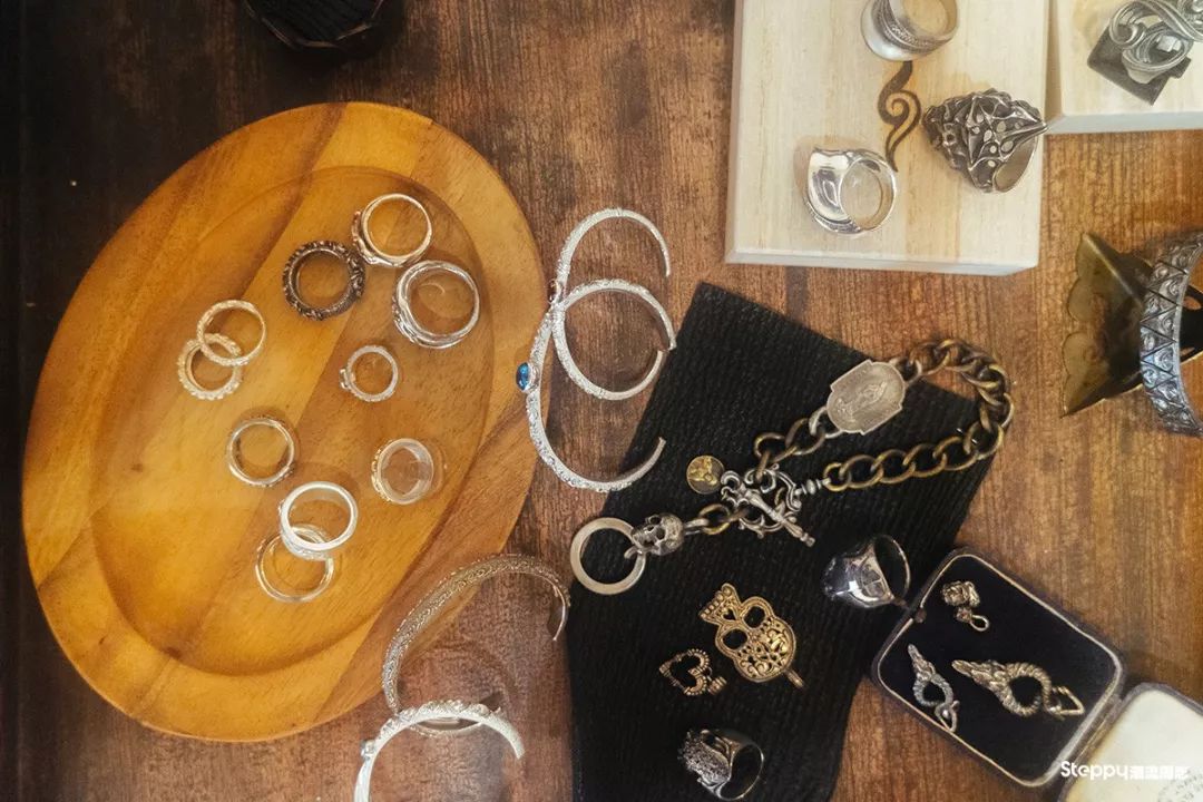 当你拿称重算钱的银饰比较之后，你就知道手工银饰贵在哪里