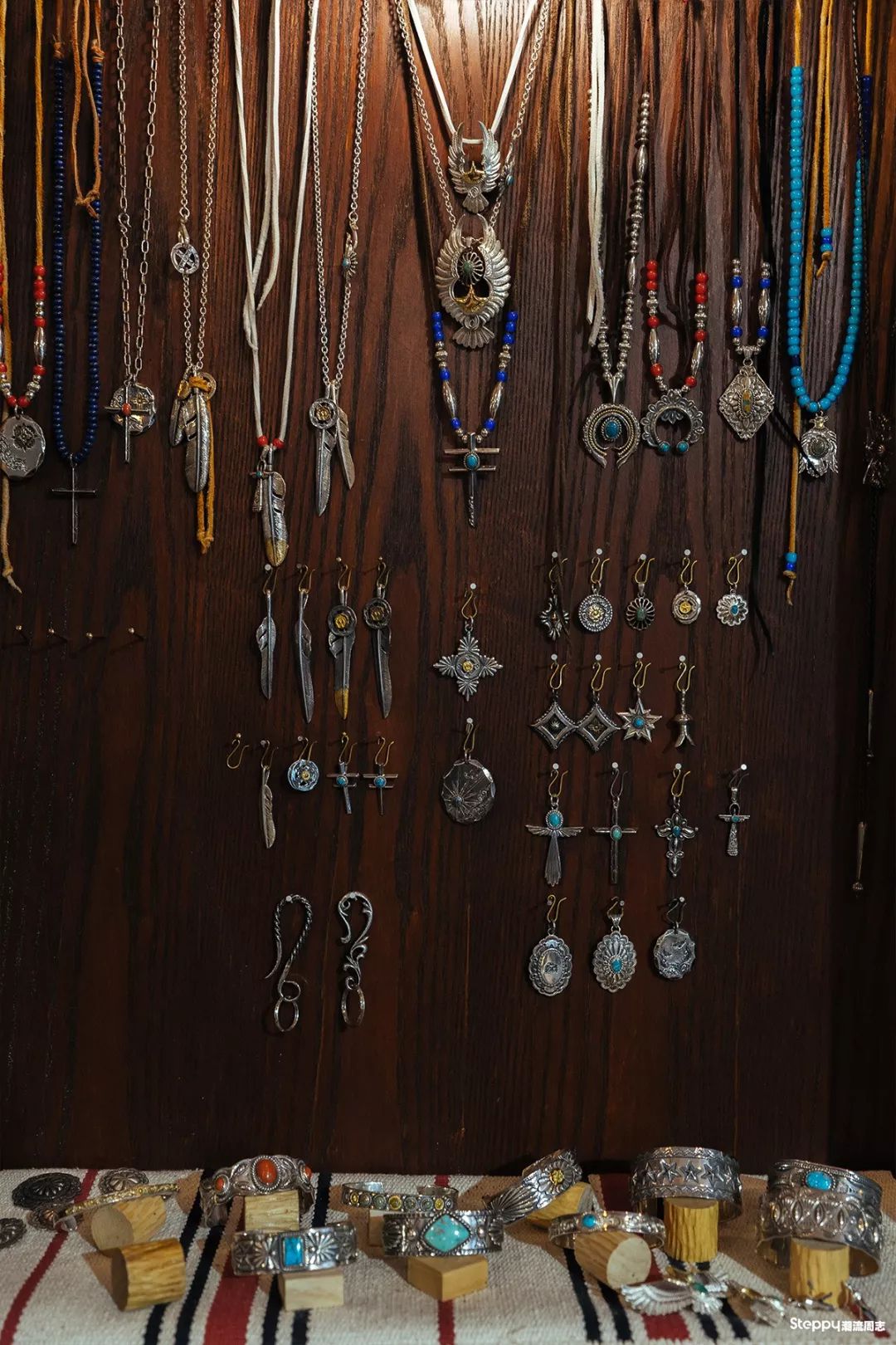 当你拿称重算钱的银饰比较之后，你就知道手工银饰贵在哪里