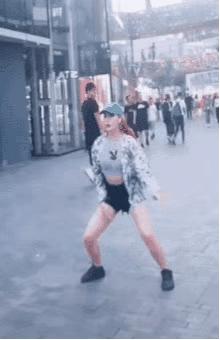 街拍美女迷惑行为合集：发癫、喷水、劈叉、耍狠、蠕动