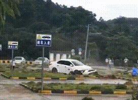 驾校学车搞笑视频使劲转方向盘,驾校学员猛打方向搞笑视频