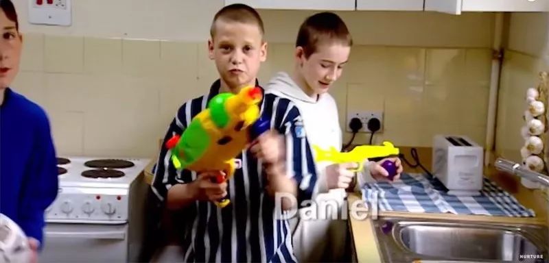 没有大人只有孩子一起住,没大人管的小孩