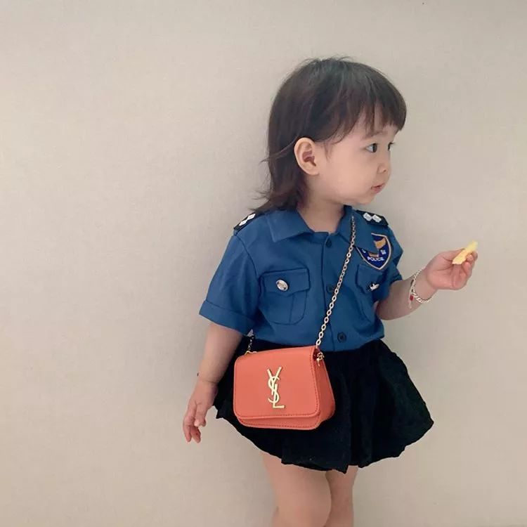 现在的成年人都怎么了,居然和小孩子抢包包