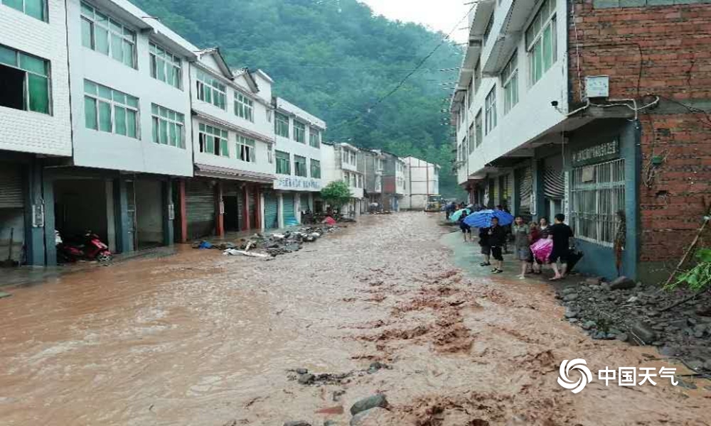 四川万源遭洪水侵袭,达州万源竹峪出现山体滑坡
