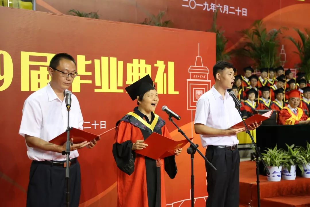 我们毕业了的感人事件,学生们毕业了感动哭了