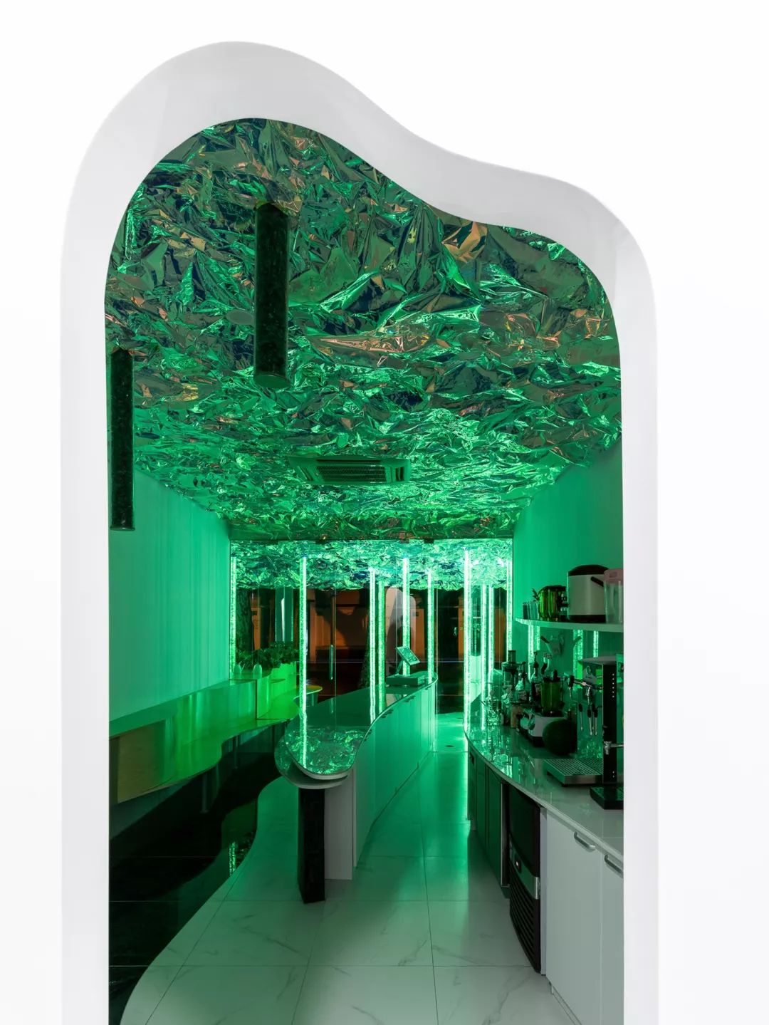 夏天来喝夏天的一杯奶茶,夏天在森林里喝咖啡