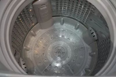 洗衣机加水有臭味怎么办,洗衣机污垢和霉菌