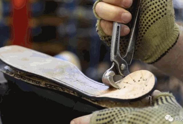 英国女王的鞋,英国女王加冕鞋子