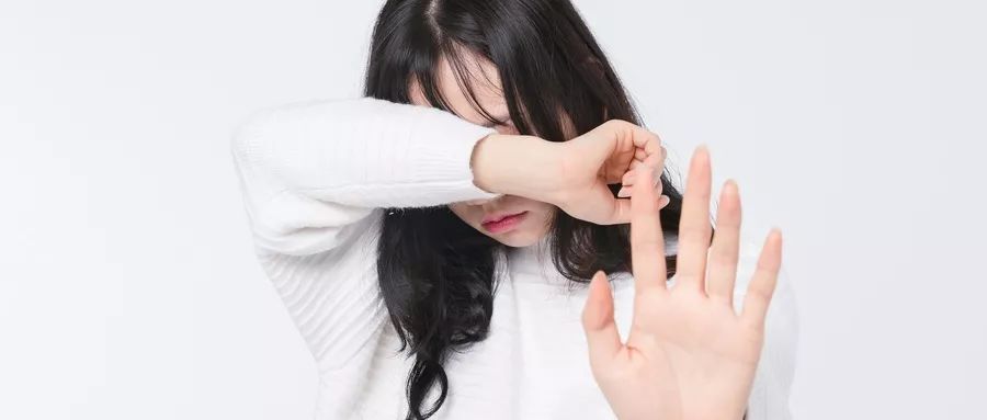 注意！无良男子*拍偷**女生隐私部位，地铁警方教你这样应对