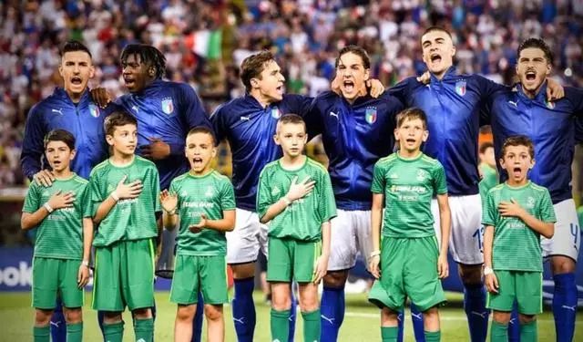 意大利足球队高唱国歌球童 (意大利足球队员唱歌)