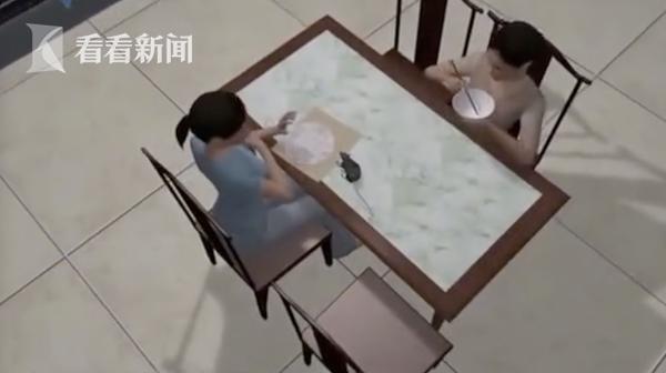 女子吃火锅天降老鼠,女子就餐老鼠爬在身上
