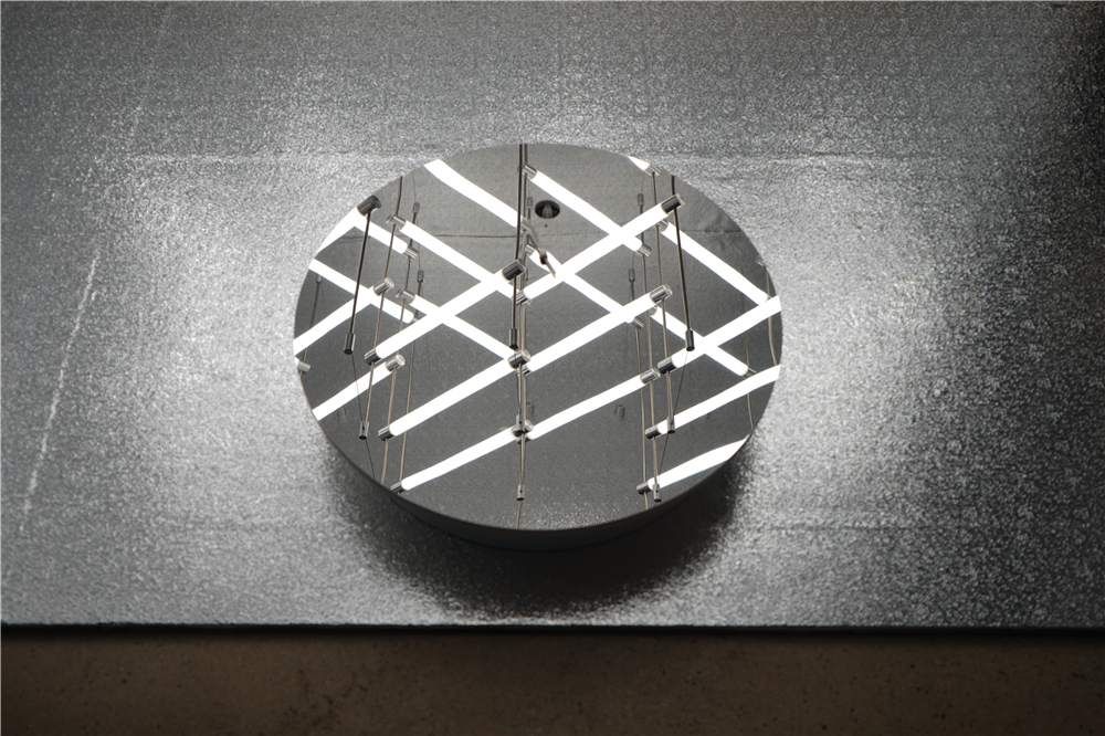 他从“马扎”中获得灵感，设计的灯具从米兰火到杭州……