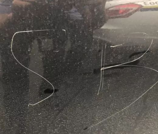 心态炸了!被奔驰宝马夹住3小时后,姑娘愤而在俩车上划了十几个字母...