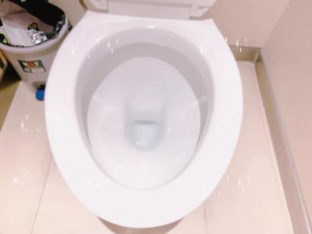 马桶冲水瞬间的细菌,马桶冲水细菌飞溅视频