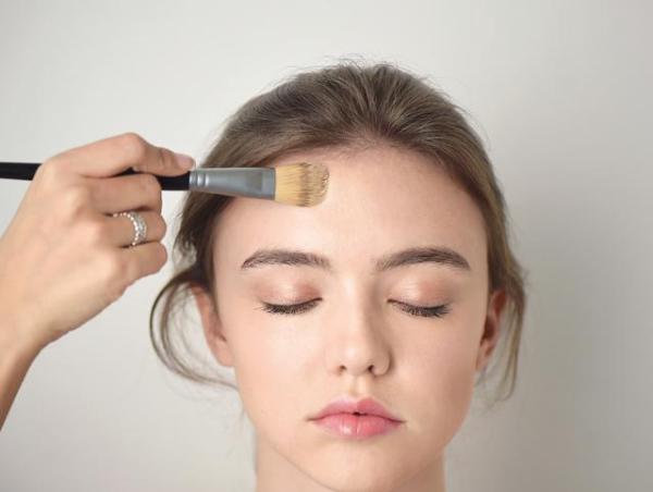 夏天脸上出汗多该如何上妆不脱妆,夏天出油脱妆适合什么补妆