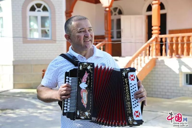 *疆新**是个好地方丨达人西游:一棵橡树满城风情——一名记者的*疆新**日记