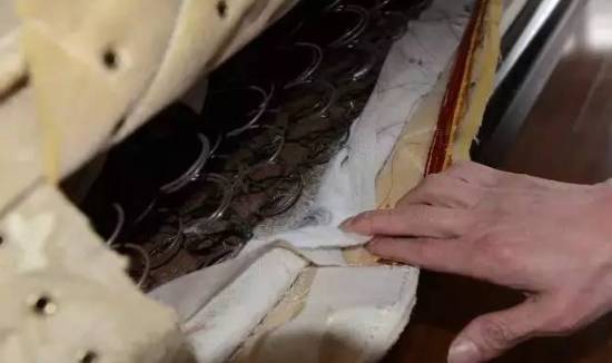 可怕！睡了10年的床垫掀开内部竟这样