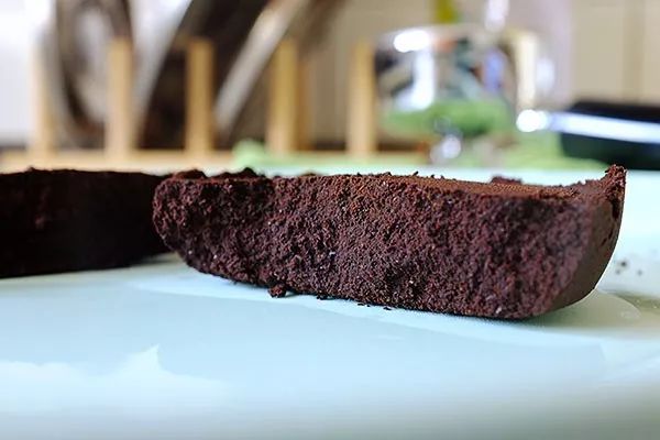 意式咖啡机萃取完以后滴水,为什么咖啡机冲出的粉饼总是湿的