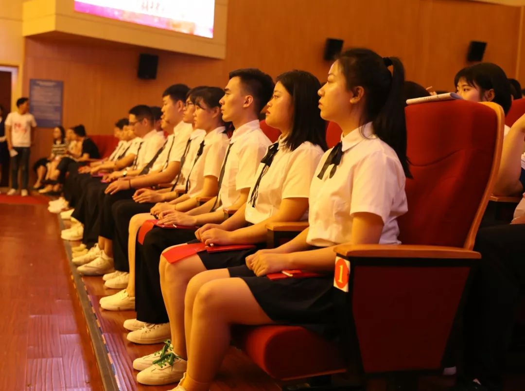 再见了我的大学央视纪录片,再见了我的大学诗朗诵