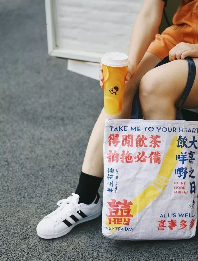 喜茶和星巴克哪个更值得入手,喜茶降价星巴克为什么不降价