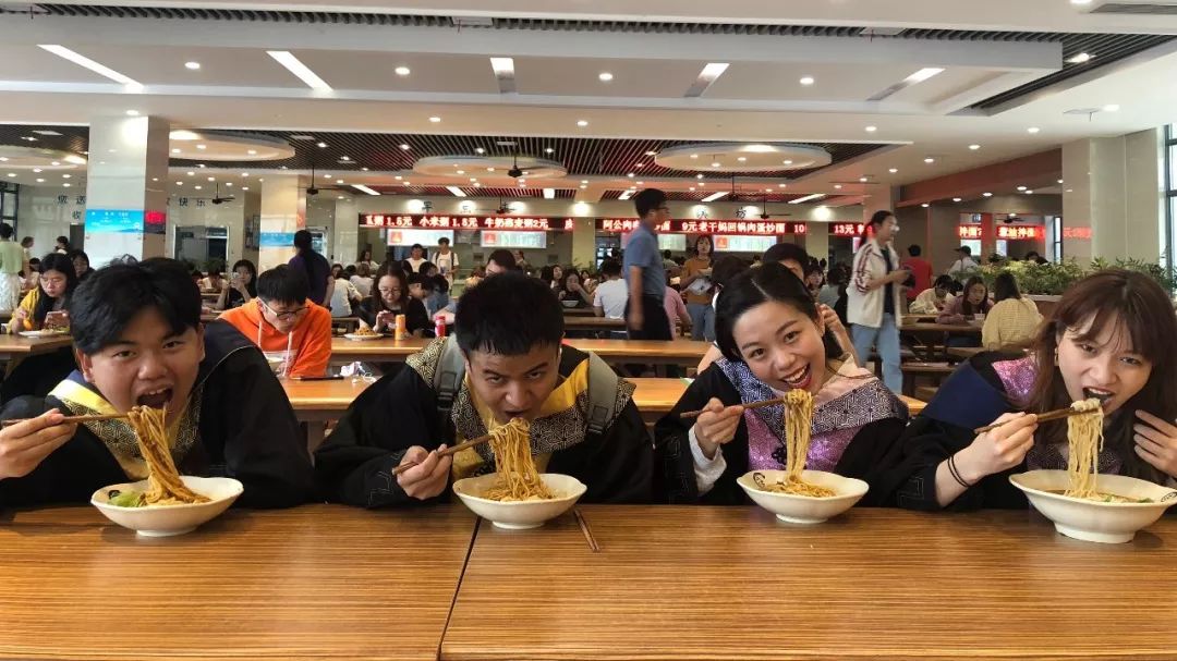 毕业照告别的是我们的青春,毕业照是我们永久的留念