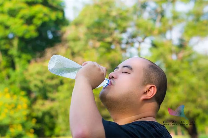炎热的夏天冷饮还是热饮比较解暑,夏季喝热饮比冷饮更解暑