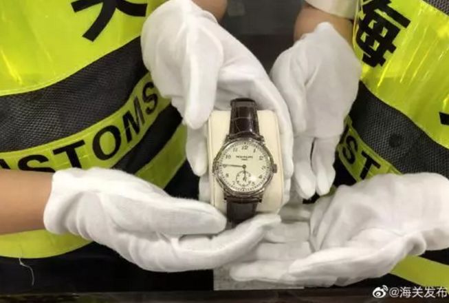 270万手表被海关查到,男子戴2百多万的手表过海关