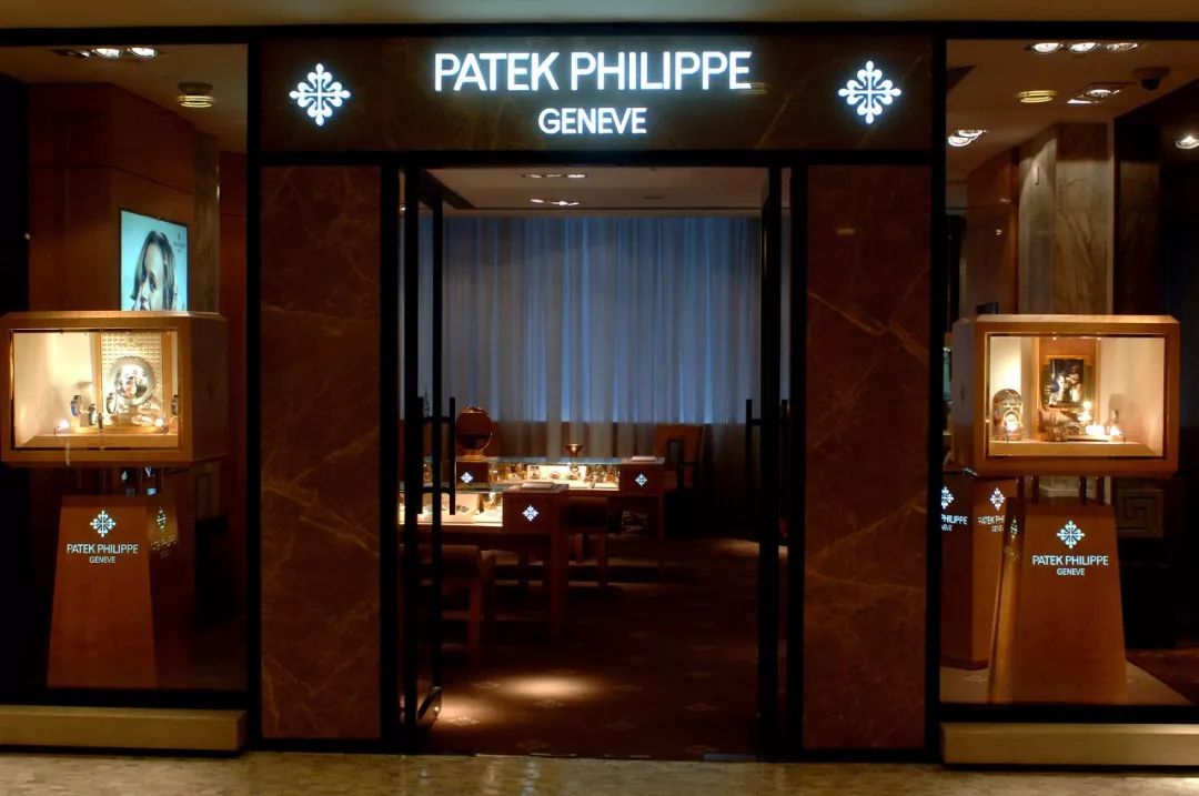 为逃关税，男子将275万手表戴上手，结果却被表盒给“出卖”了…