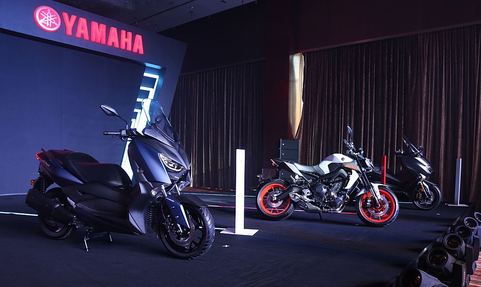 车评测视频对比,雅马哈xmax300摩旅进藏