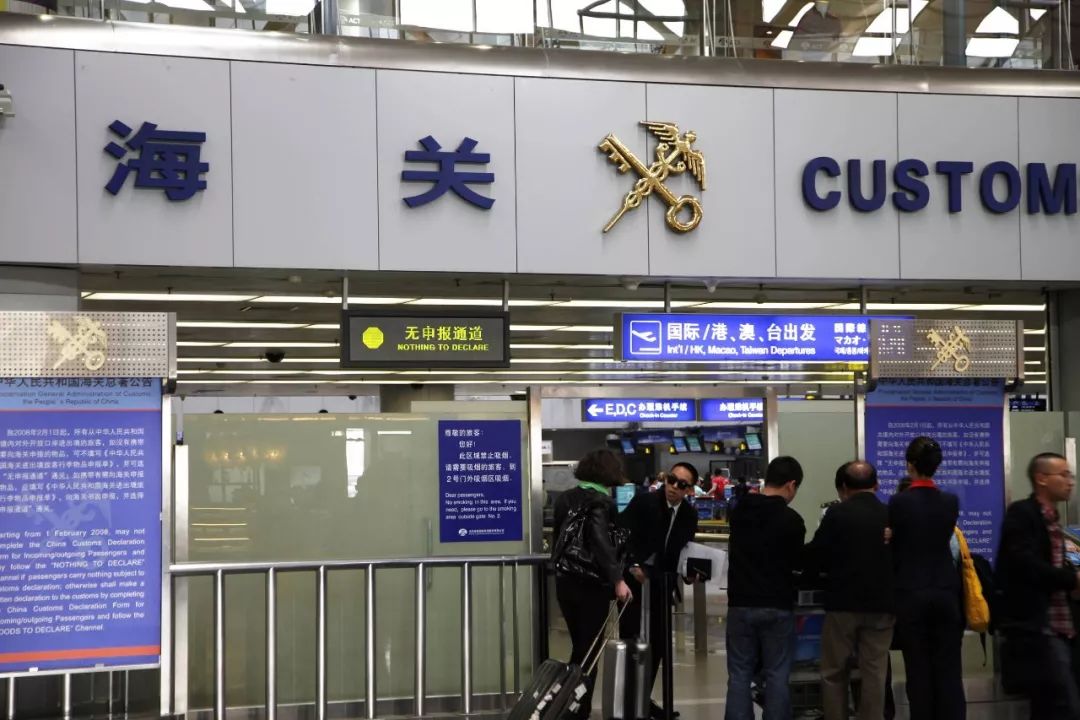 行李箱里的钱海关会拿吗,行李箱里面一箱钞票后续