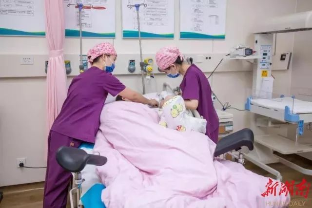 她这一长跪，托举起了新生命……