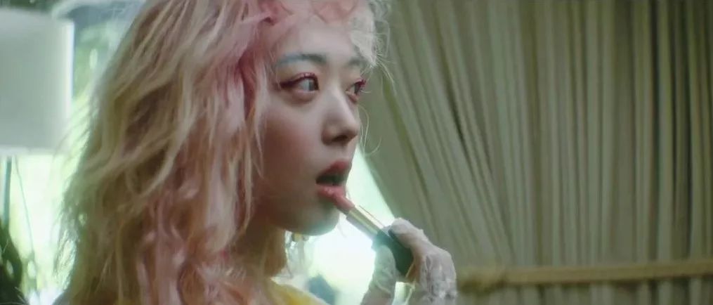 又是激凸又是露底，“蜜桃肌”的盛世美颜也有翻车时