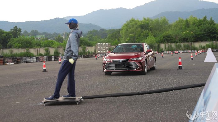 丰田亚洲龙没有电,2021款亚洲龙混动试驾视频