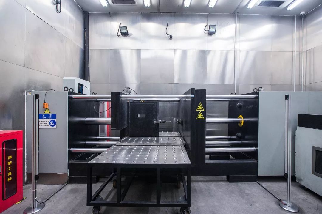 宾利百年纪念款添越多少钱,宾利新能源新车发布会